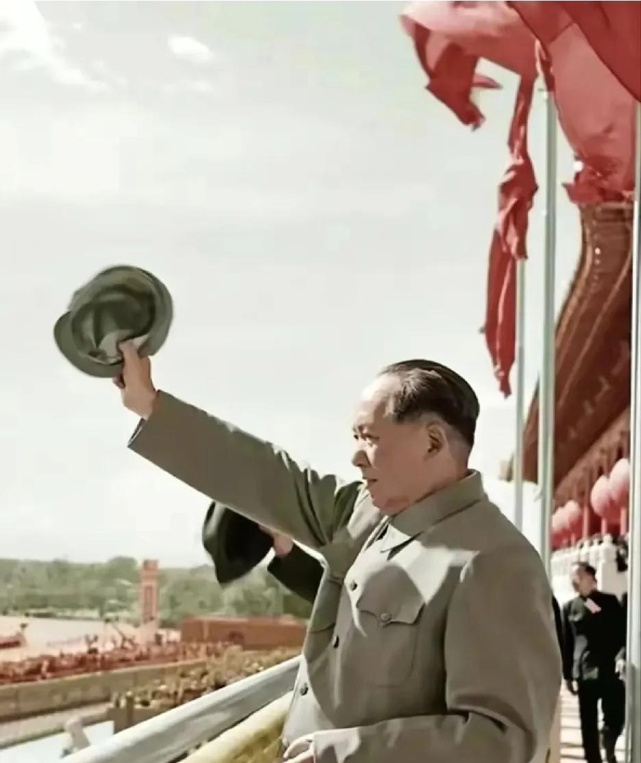 “中华儿女多奇志，不爱红装爱武装”