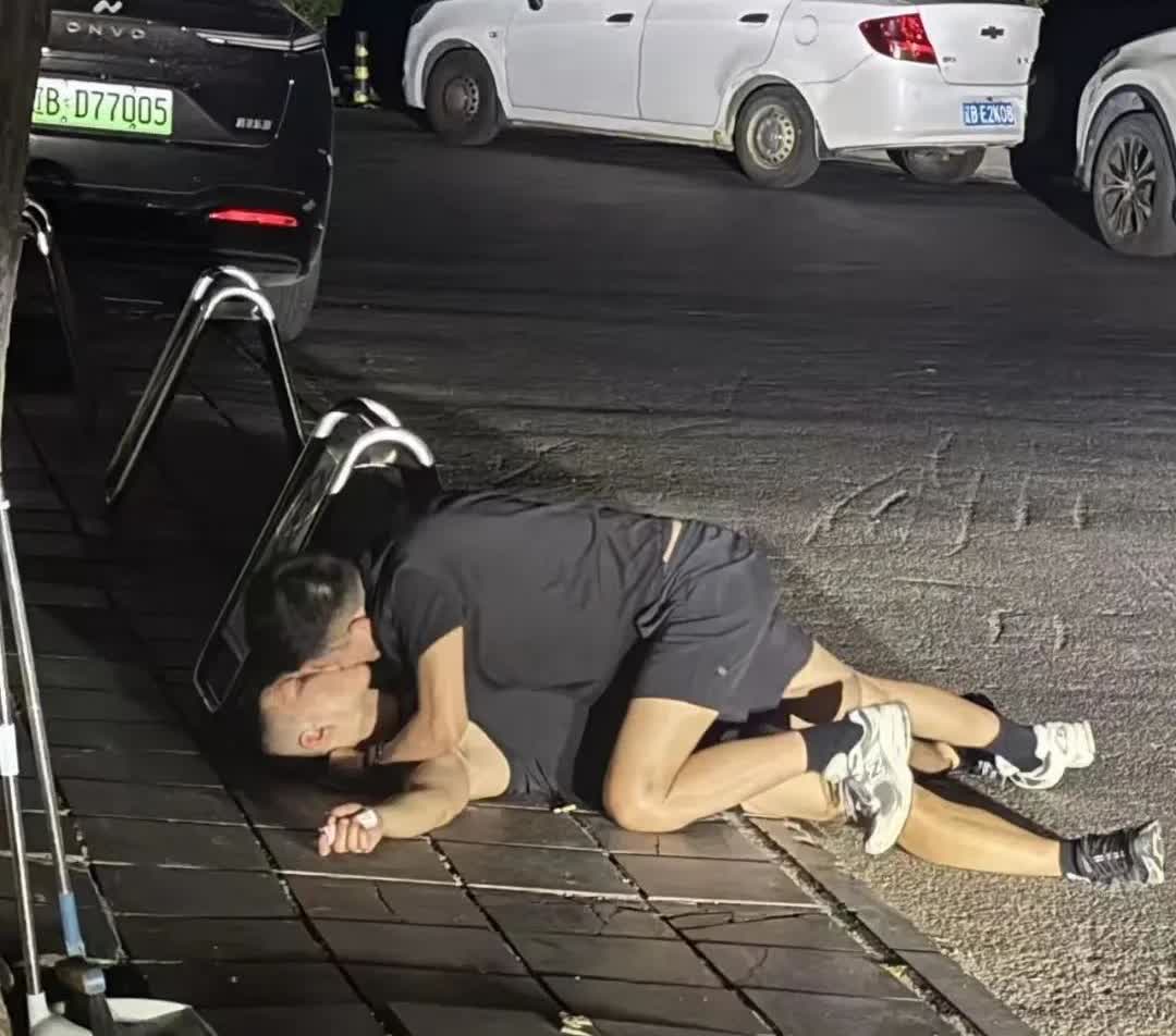 醉后失德无分男女，出格事常因此生！
酒虽好可不要贪杯呀，这不闹出笑话了吧！
