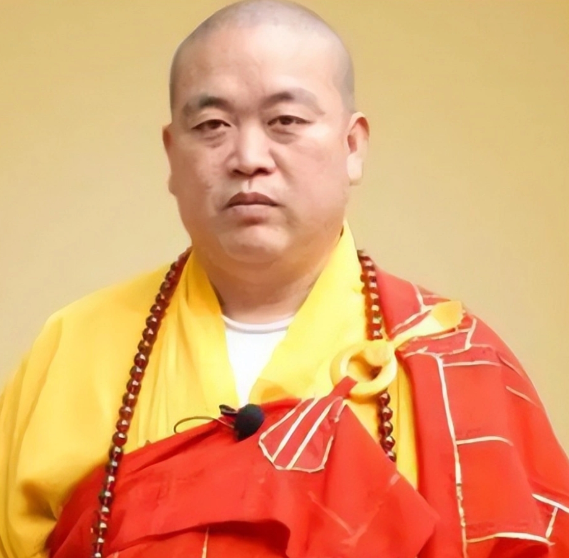 释永信犯的最大的错误。

既不是贪财，也不是好色。

他犯的最大的错误是把佛教几