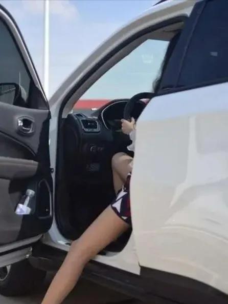 腿刹高铁，这的确是一个壮举，一般人干不出来这种蠢事。
一般人也就是腿刹汽车，有的
