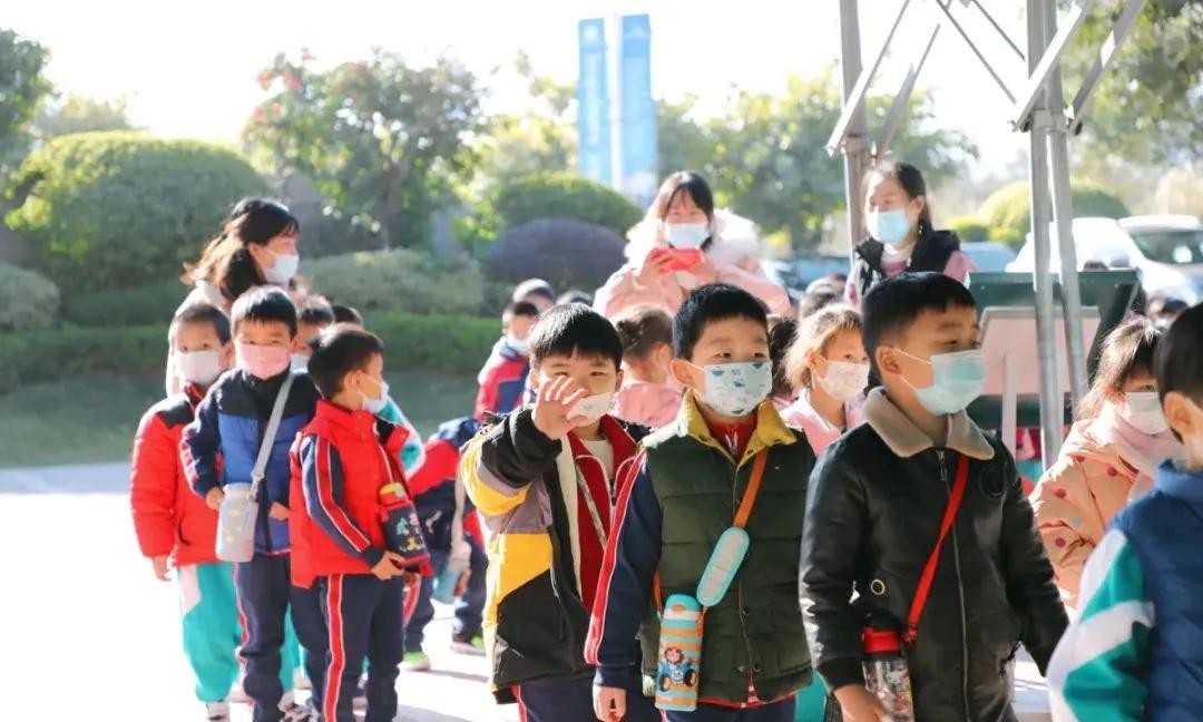有许多人问：现在的小孩子去上学，天天带个水杯，而八十年代农村的小孩子去上学，根本
