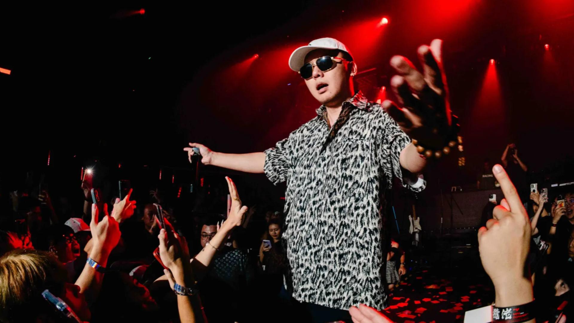 《大展宏图》演唱者揽佬被曝睡粉，前女友曾指控其恋爱期间出轨