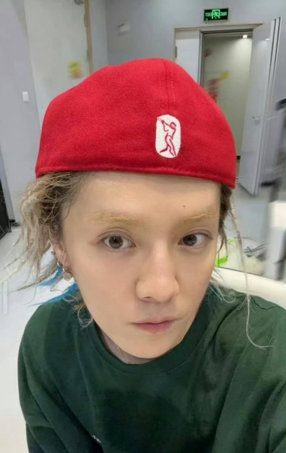 鹿晗最近发的自拍真让人着急！眉毛染得太浅，整个人看着没精神，有点憔悴，还是别再染
