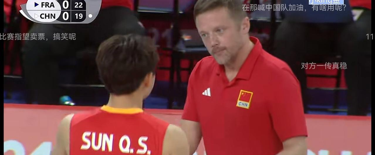 U21男排世锦赛争夺第5名的半决赛，中国小男排第一局21-25负于法国队。
法国