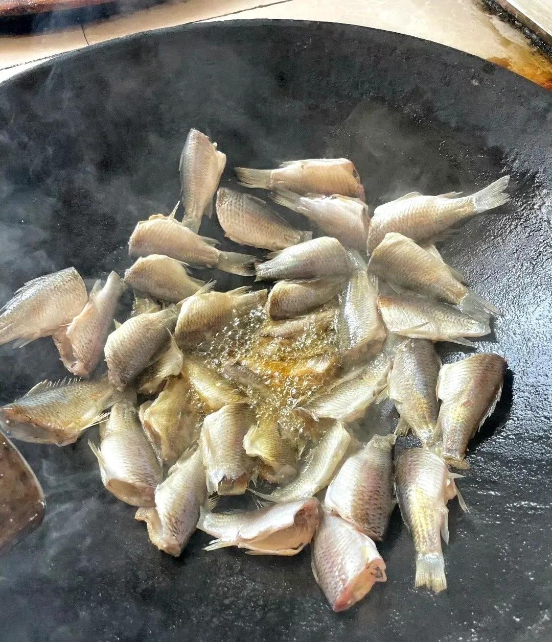 最接地气的是柴火饭。