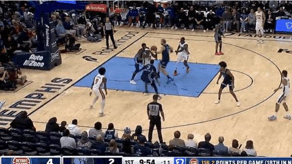 斯图尔特拼劲十足自投自抢，迎着两人防守直杀篮下上篮打进