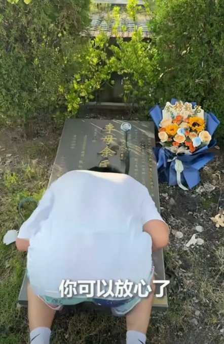 6月9日，
江西九江一名男生高考结束后第一件事就是奔向母亲墓前，而不是和同学去庆