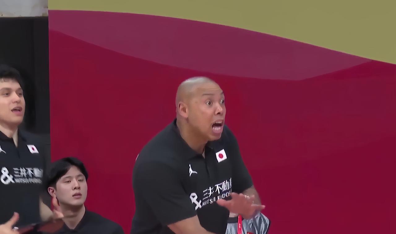 小日子的女篮主教练就这德行？
今晚中国女篮32分大胜日本女篮后，日本女篮主教练表
