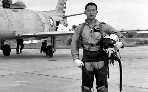 1981年台湾飞行员黄植诚弃暗投明，驾机返回大陆，台湾人有什么资格骂他汉奸？