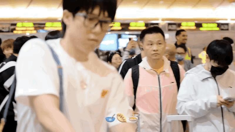 洛杉矶等待起飞回国的哥姐，发现没有？头哥壮实了不少[偷笑]不过有185的个在那撑