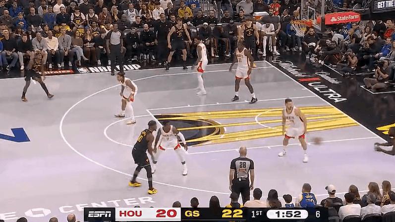 格林底角接球三分强投再中，个人首节3中3已得8分