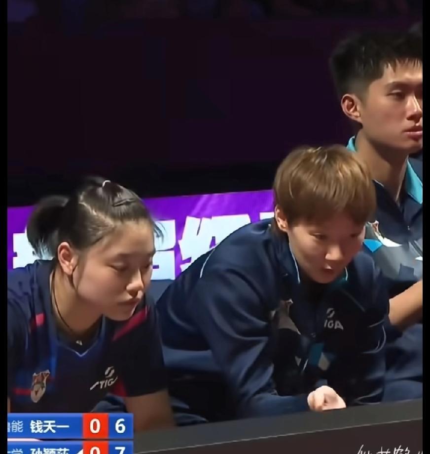 国乒“教练组”上线！
乒超赛场太有看点啦～这边孙颖莎刚在赛场上又当运动员又当教练