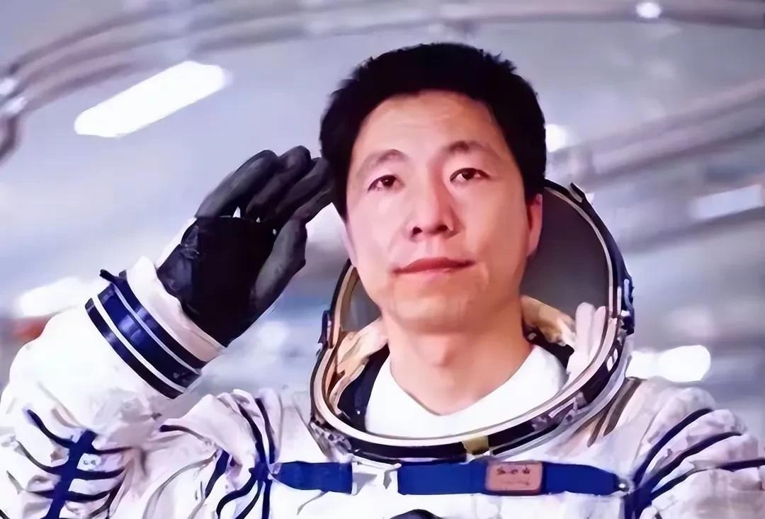 没想到在神舟十九号返回舱着陆现场，看到了一个熟悉的身影，神舟第一人杨利伟。
当年