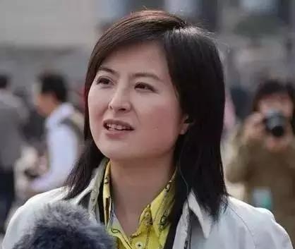 2002年，张泉灵在阿富汗10几天没洗澡，浑身酸臭难受。



她突然朝1位阿富