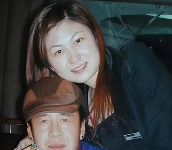 1996年，白雪宣布与杨坤分手，临走前，她取下戴在脖子上的项链，递给杨坤，说：“