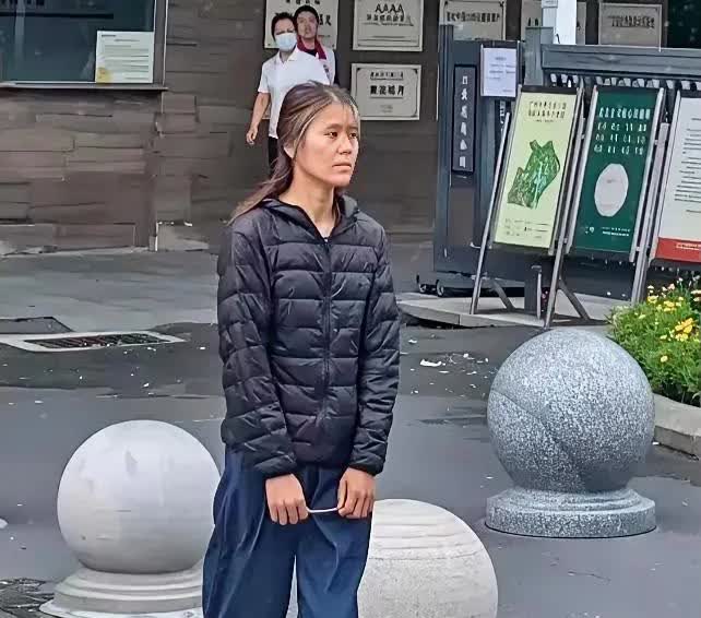 照片中的女子，高学历高颜值高智商。可能是情商低的原因，情场失意流落街头，六月天身