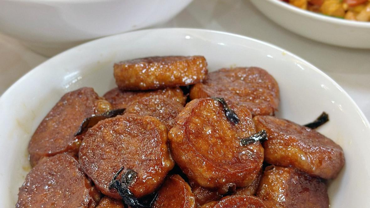 浓油赤酱里的豆香涅槃：红烧素鸡的素朴禅意