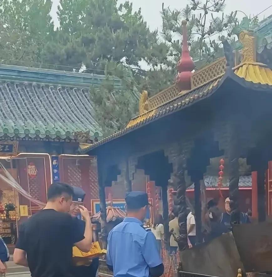 说这话的网友
汪小菲看到了
会不会被气笑
近日有网友在一寺庙
偶遇汪小菲一人祈福
