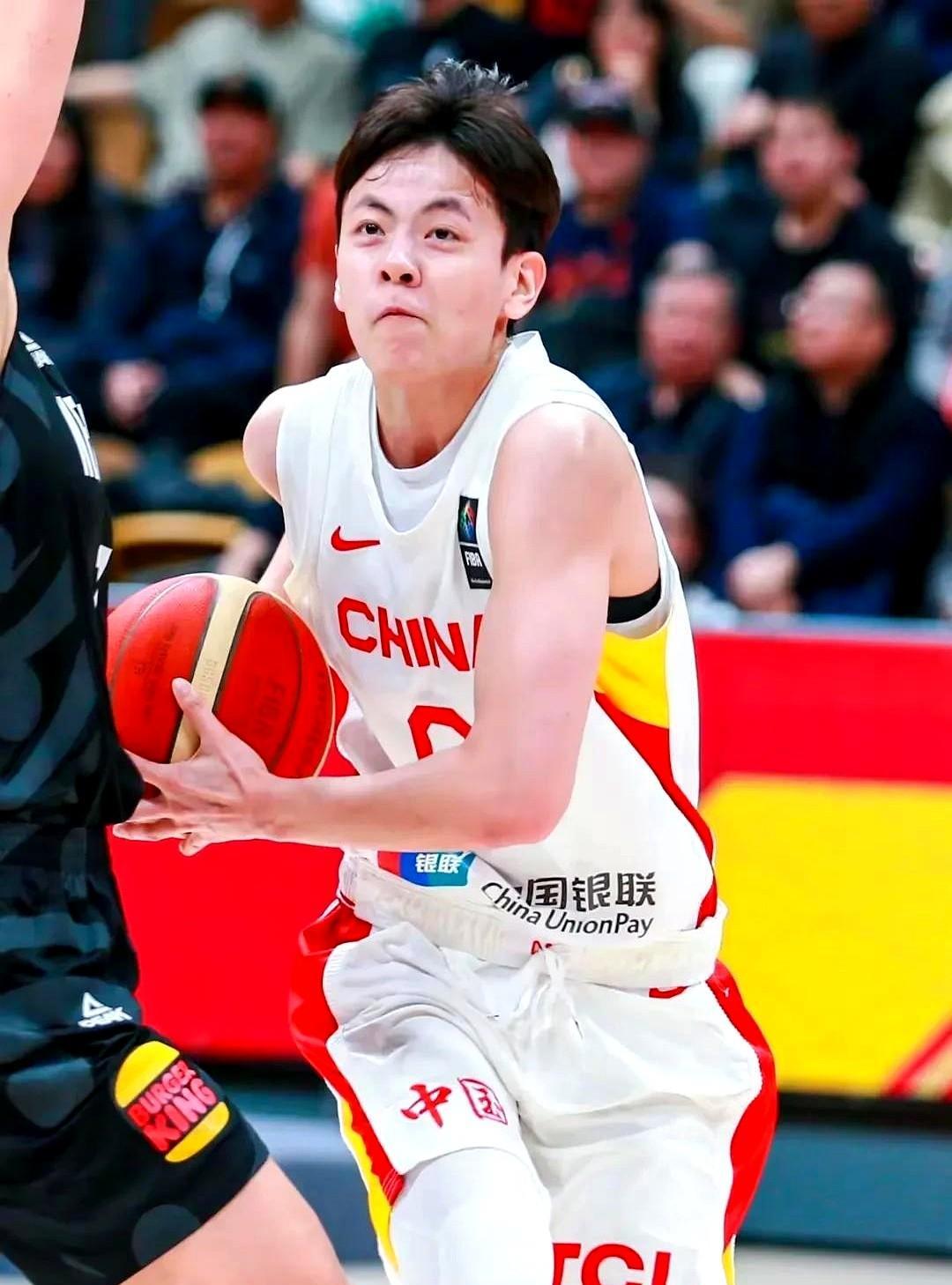 如果杨家姐妹只有一个留在中国女篮国家队，看来只能忍痛割让妹妹留下了。
昨晚热身赛