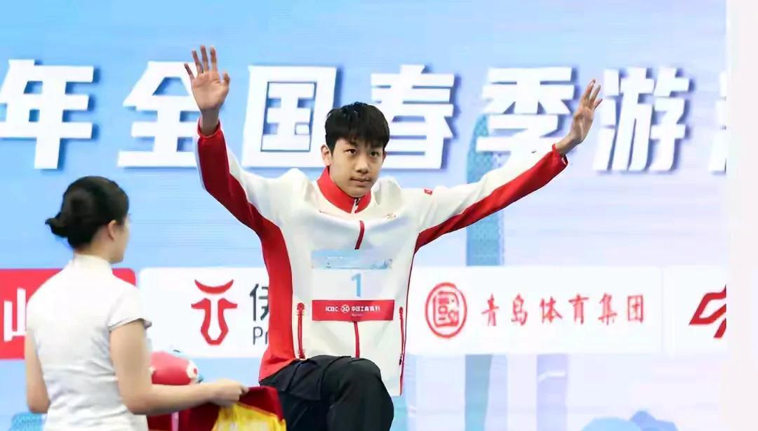 昨晚新加坡游泳世锦赛中国男子4×200米最后15米，一直处于第四的第四棒的山东小