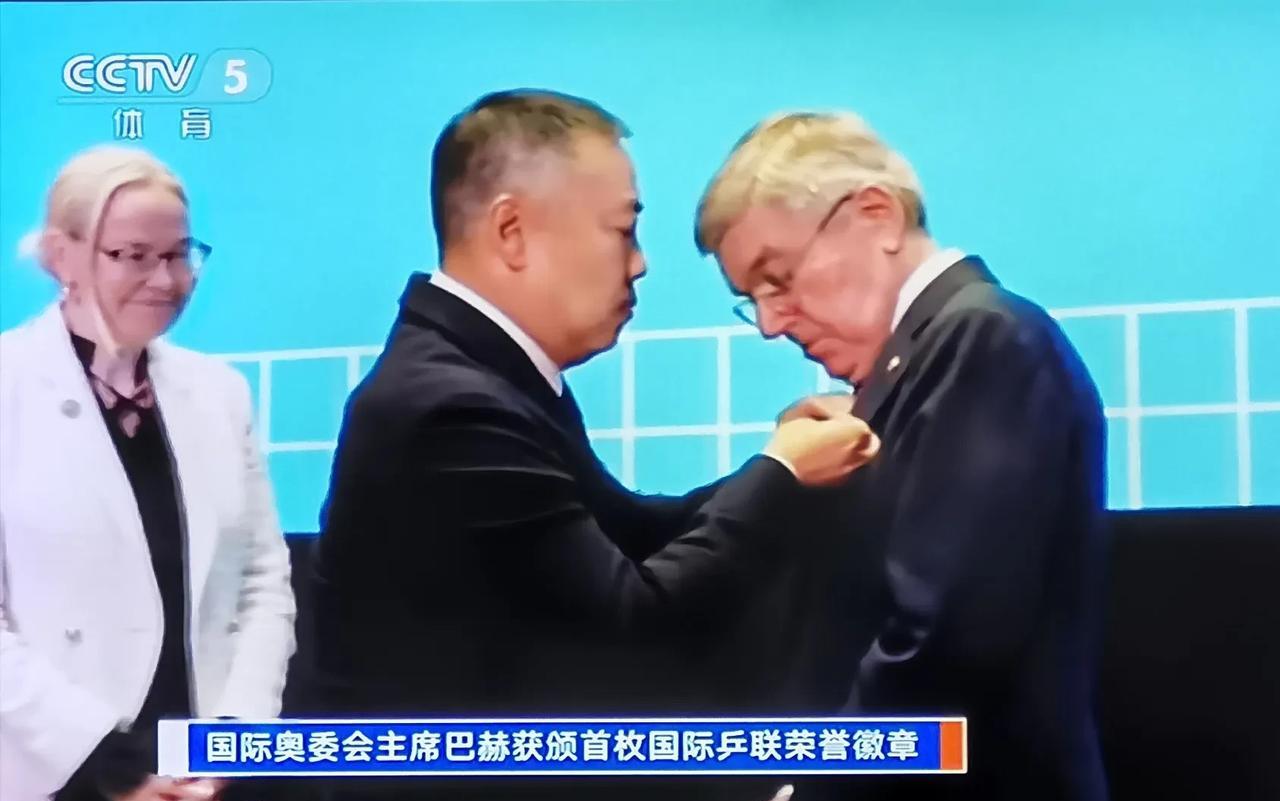 刘国梁为巴赫授“荣誉勋章”，这是国际乒联首次颁发的最高荣誉勋章。
老巴赫对乒乓球