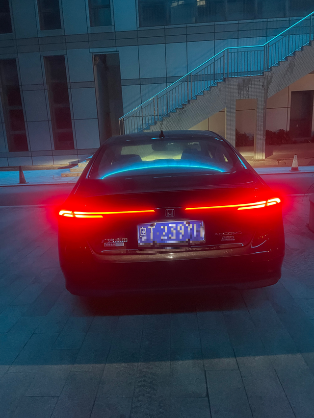 十一代雅阁主驾驶高低不一样是怎么回事
提车两周今天发现车身高低不一样，主驾驶低副