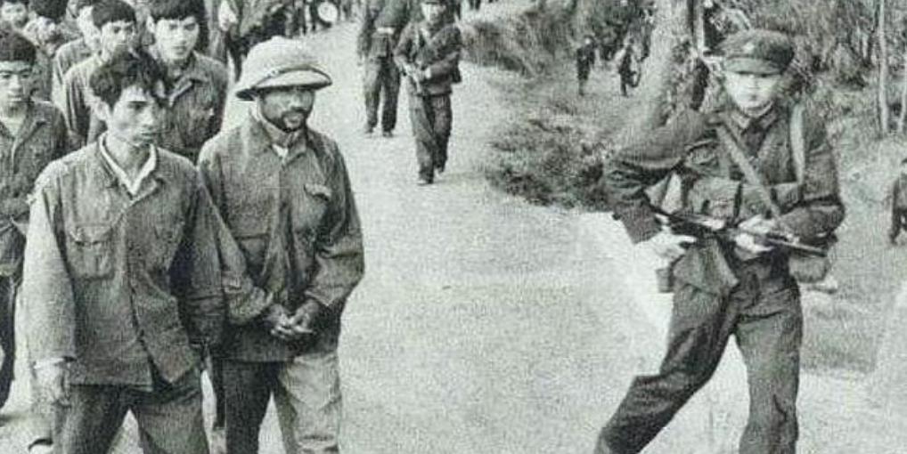 1979年，对越自卫反击战中，冯增敏带着200多人向越军投降，回国后被判10年徒