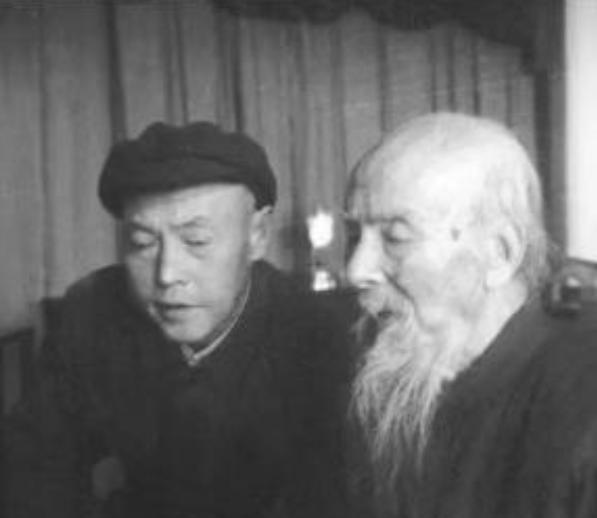 1926年齐母病逝。齐白石让27岁的李苦禅画了猪和鸭子予备烧掉祭祀母亲；谁知在齐