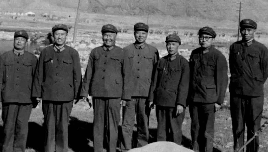 1943年，一名八路军战士不幸被鬼子抓住，但这名战士并没有暴露，而是成了给鬼子打