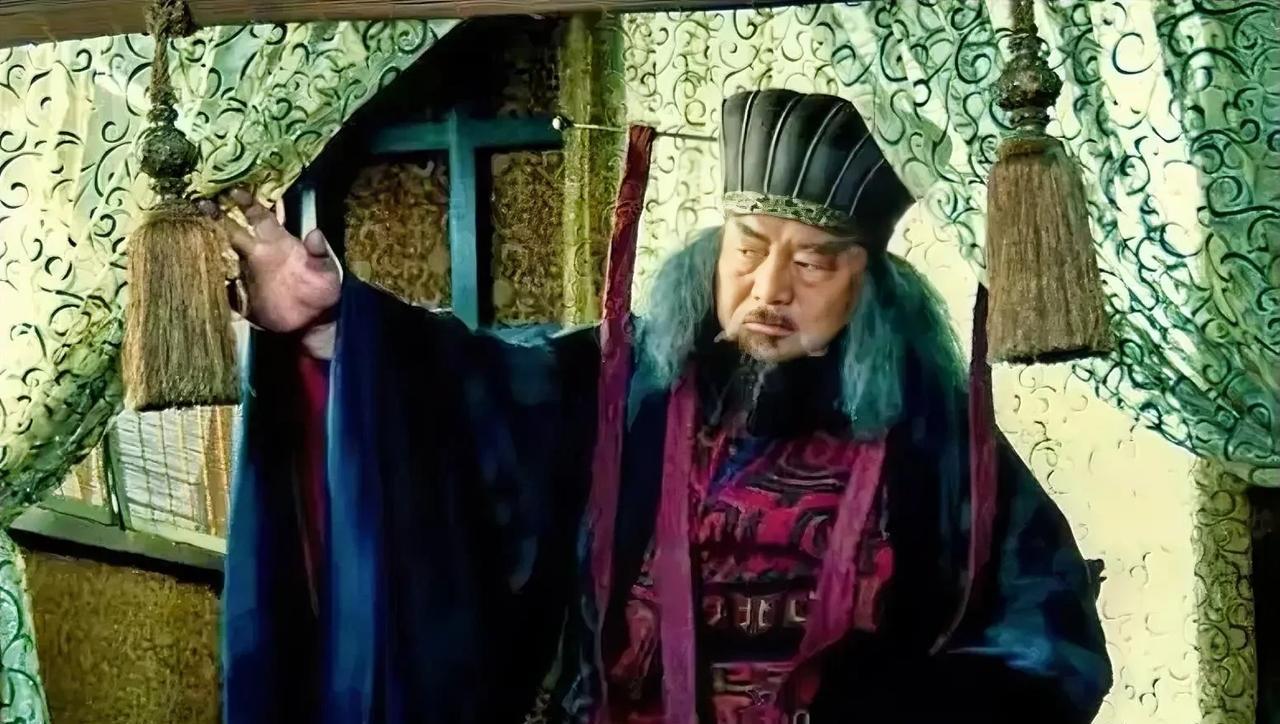 董卓是中国历史上被“点天灯”的第一人？
洛阳城的残阳如血，董卓的尸身被粗暴地扔在