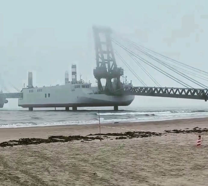 海上串串来了，据说可以在登陆作战时使用，桩岛打入滩涂起固定作用，非常牢固不怕潮汐