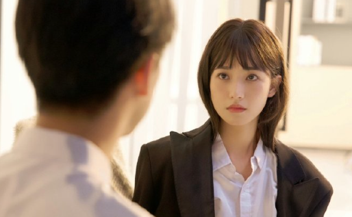 戏里是百搭的“CP圣体”，戏外是暖心的小太阳。方瑾用真诚对待每个角色，用温柔回应