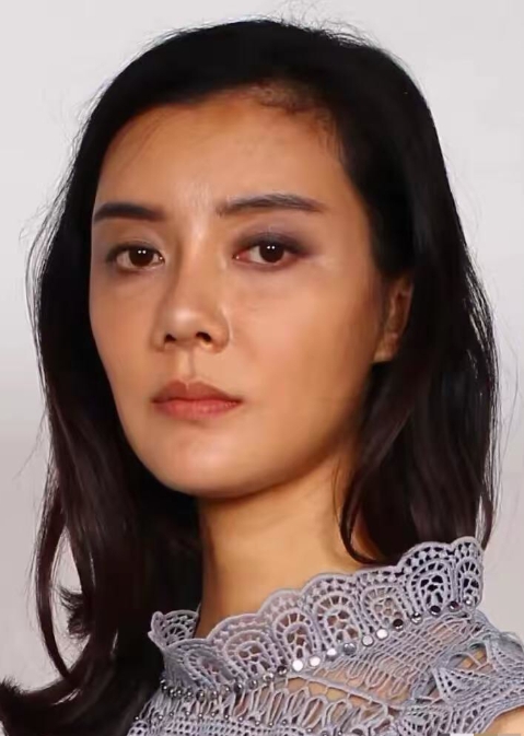 我开始理解山西首富了
为什么会看上车晓了
原因很简单，不是她长得漂亮，而是可能她