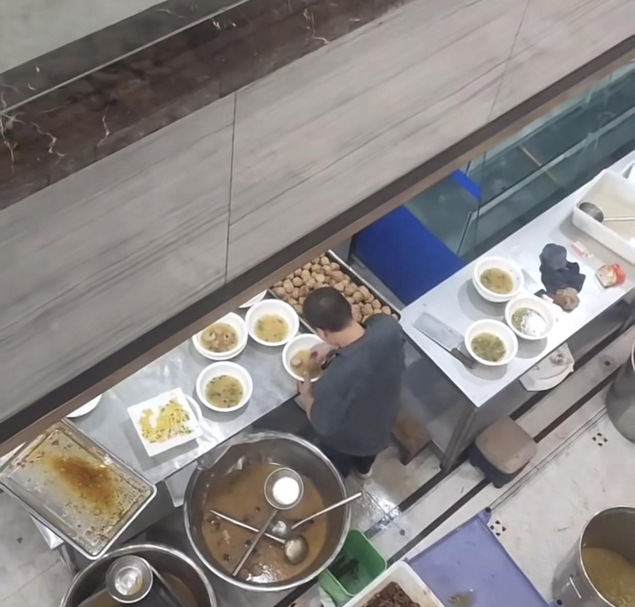 这种“二次利用”谁能忍得住呢？
饭店老板把顾客餐盘里没吃完的肉丸子，也就是“狮子