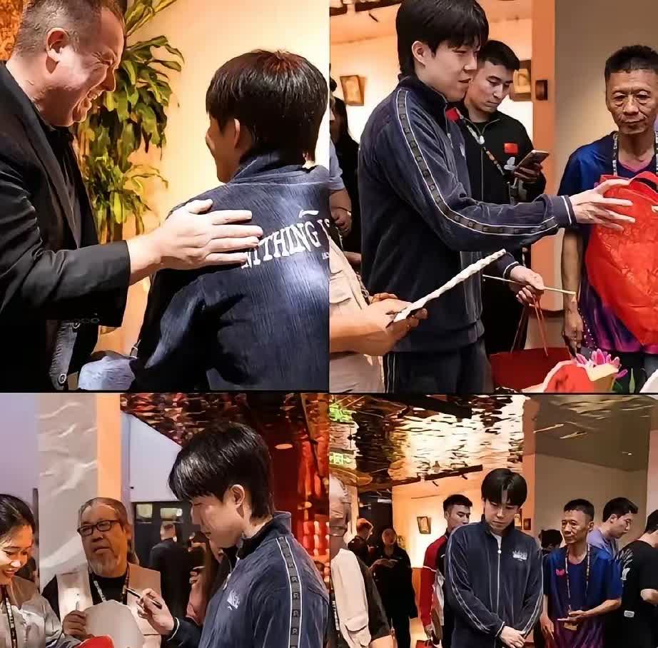 大满贯晚宴上，王楚钦的气场真是挡不住。
 
连WTT的掌权人史蒂夫·丹顿都主