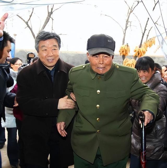 1956年8月，一个解放军少尉副连长脱下军装，按18级干部标准转业到福建地方。