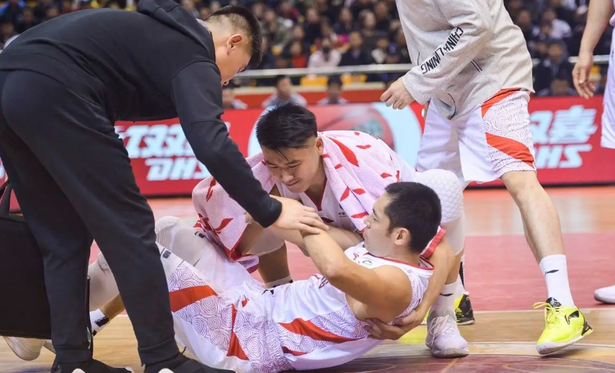 北京北控男篮在与首钢男篮的竞争中已然彻底掉队。休赛期，球队唯一的指望便落在了教练