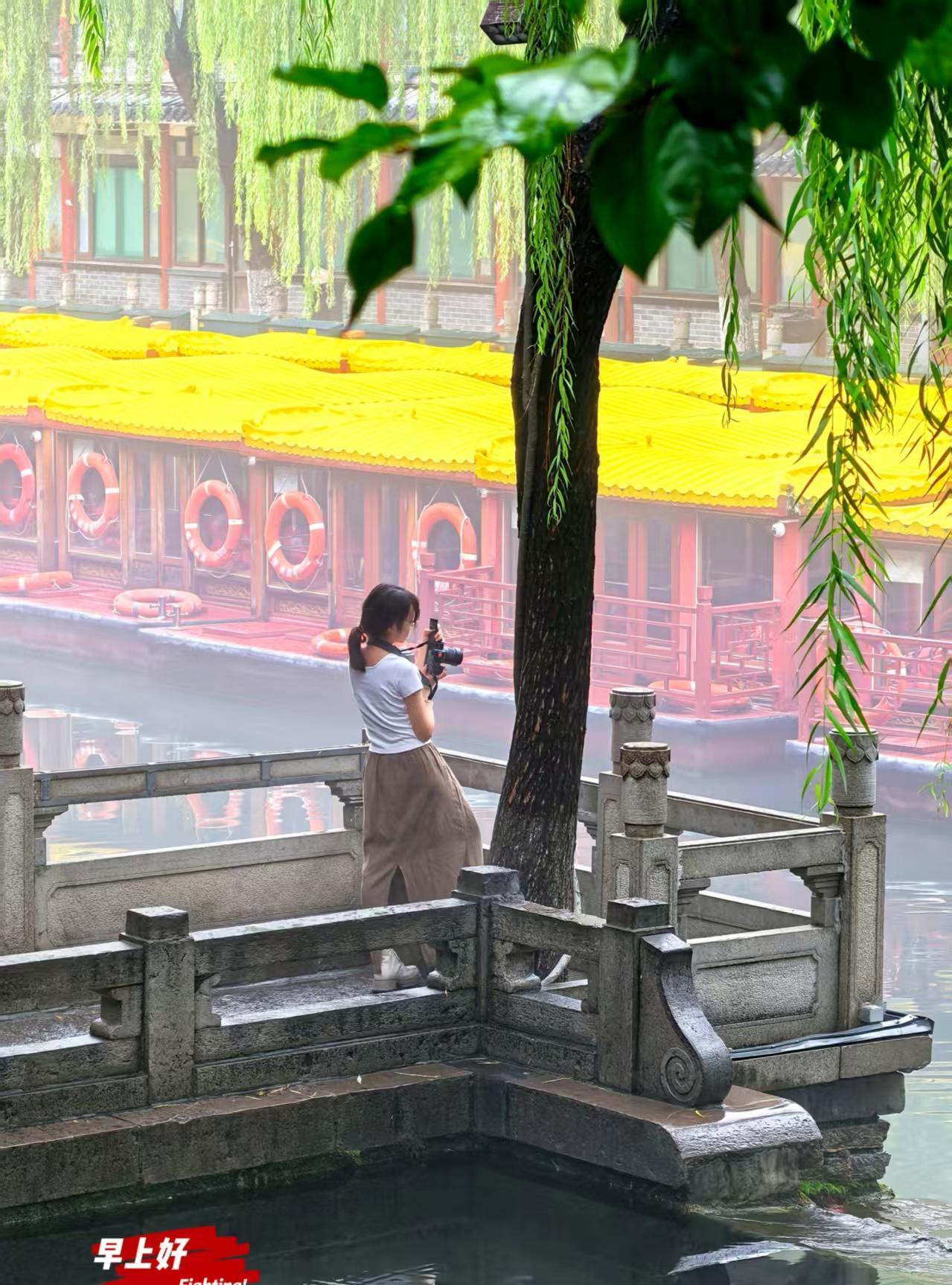 河水清悠，秋风送爽。
新华社原军事记者陶俊峰拍摄于济南黑虎泉附近的护城河畔。