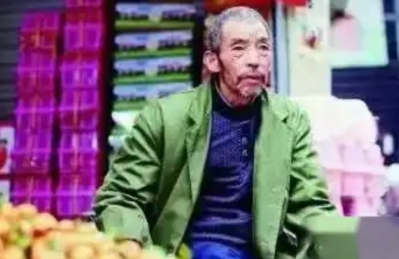 她们有两个爸爸，一个是亲生的，一个是养大的。1992年5月，42岁的武汉男人杨申