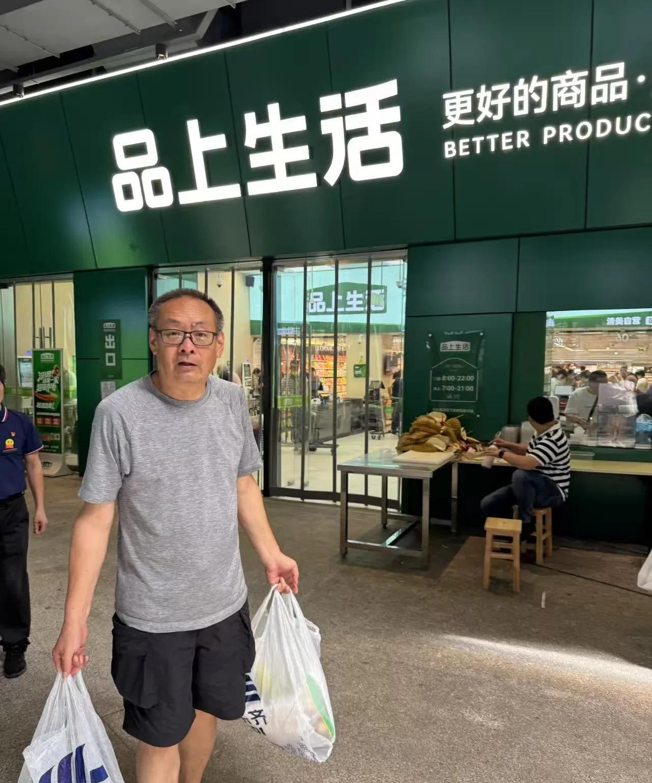 今天蓝天白云好天气，气温不低，风不小，体感爽。
吃了早餐，上午8点多去了一趟西郊