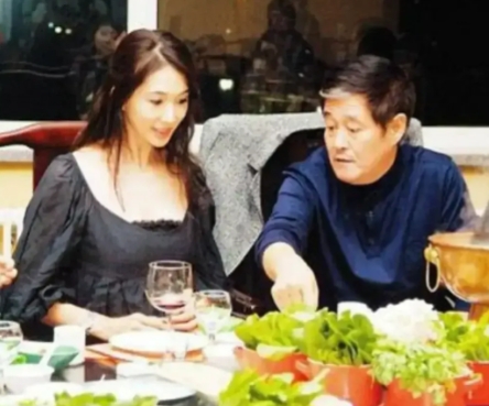 2009年，林志玲到沈阳商演，刚下飞机就接到了赵本山的电话：“妹子，晚上来我家里