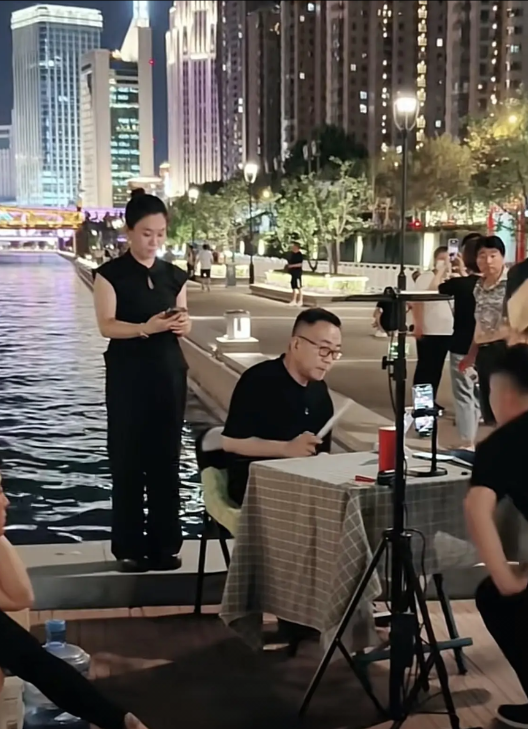 天津“杨议”再战海河带货了！ 实话实说对于60多岁的老人确实比较钦佩！

   