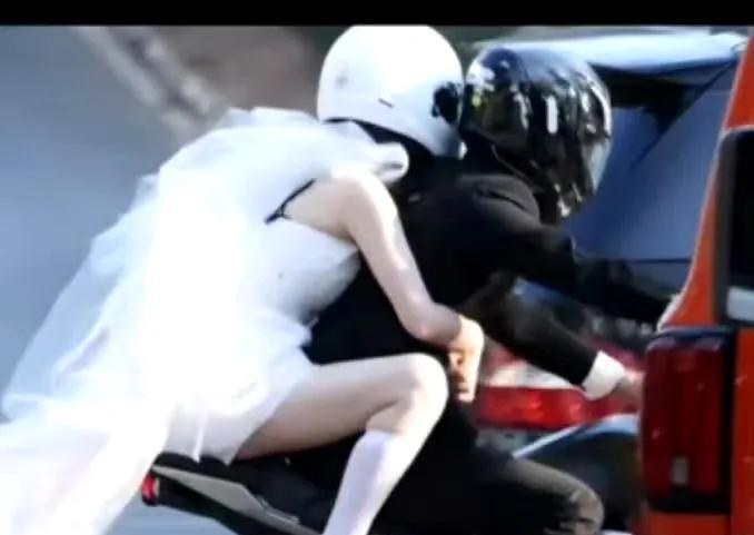 救命！#虞书欣穿婚纱坐机车#这是什么梦幻联动？洁白婚纱和酷炫机车碰撞，带来前所未