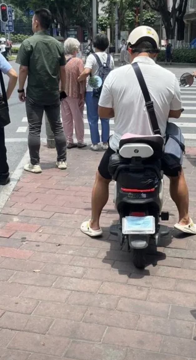 广州电鸡遮挡车牌的方式，五花八门…
今天在路上看到交警查电鸡，有个大妈的电动车车