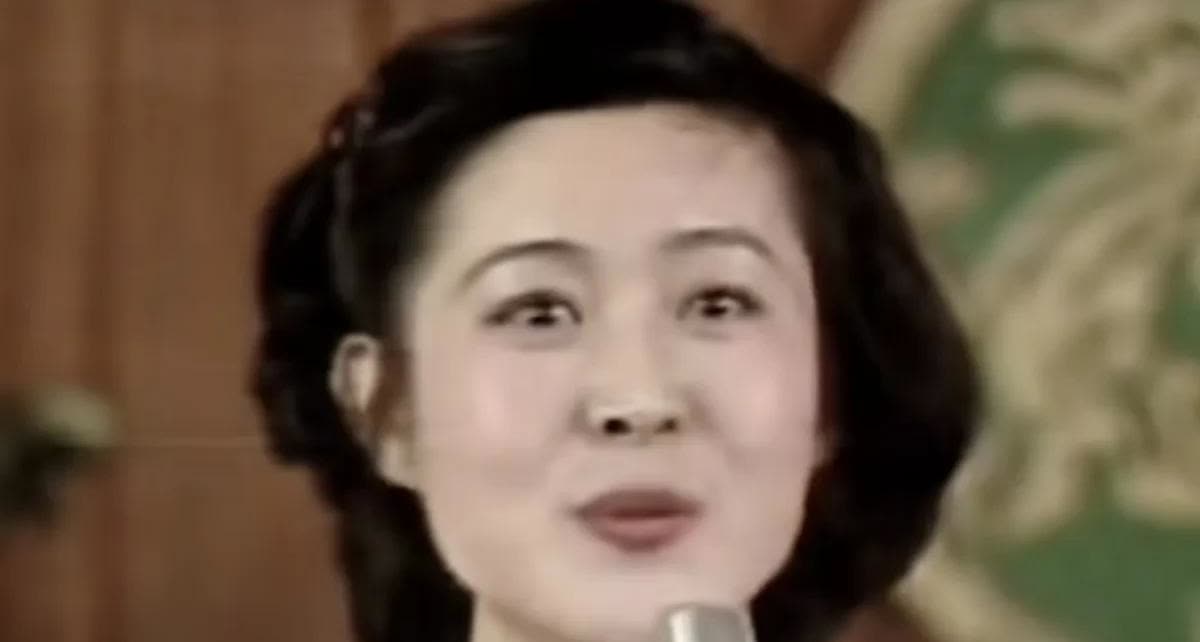 这是大明星倪萍女士28岁时的除夕夜（1986年），在山东省的春节联欢晚会上，彼时