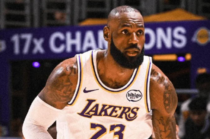 詹姆斯上场期间湖人净负对手33分，这是其湖人生涯最差正负值纪录，他的整个职业生涯