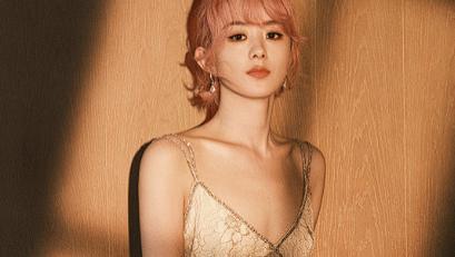 赵丽颖一席淡金色深v吊带紧身裙，大秀白天鹅美背太撩人