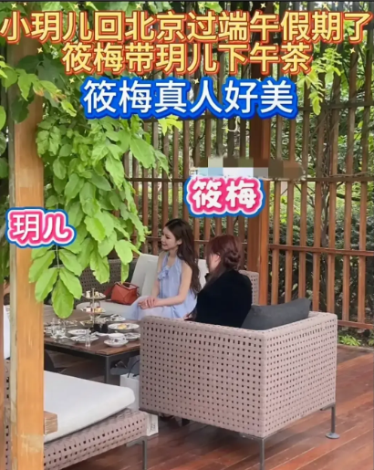 大家都别猜了！

汪小菲没有去湾湾，汪太太马晓梅已经带着小玥儿回北京了，奶奶也从