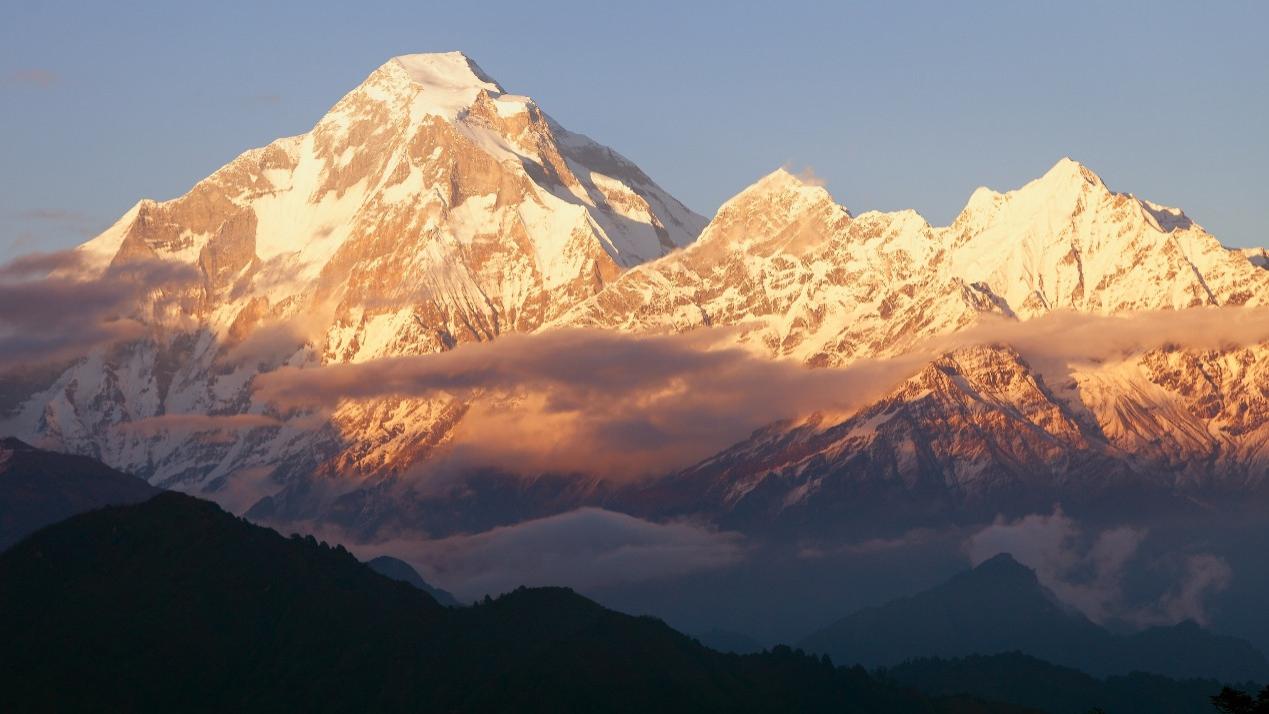 雪山、湖泊、古城都有，落地签还免费，这个目的地太适合去一趟了！