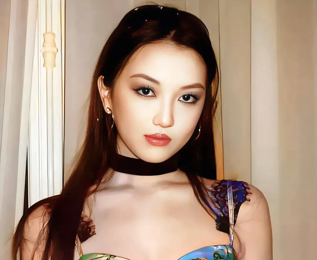 李嫣巴黎时装周亮相引热议











李嫣亮相巴黎高定时装周T台，星二